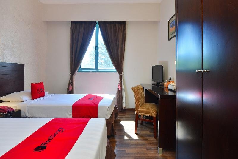 Фото RedDoorz at Aljunied