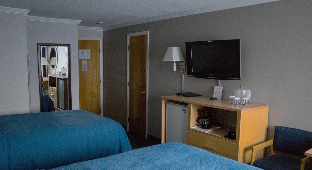 Фото Ambassador Inn & Suites