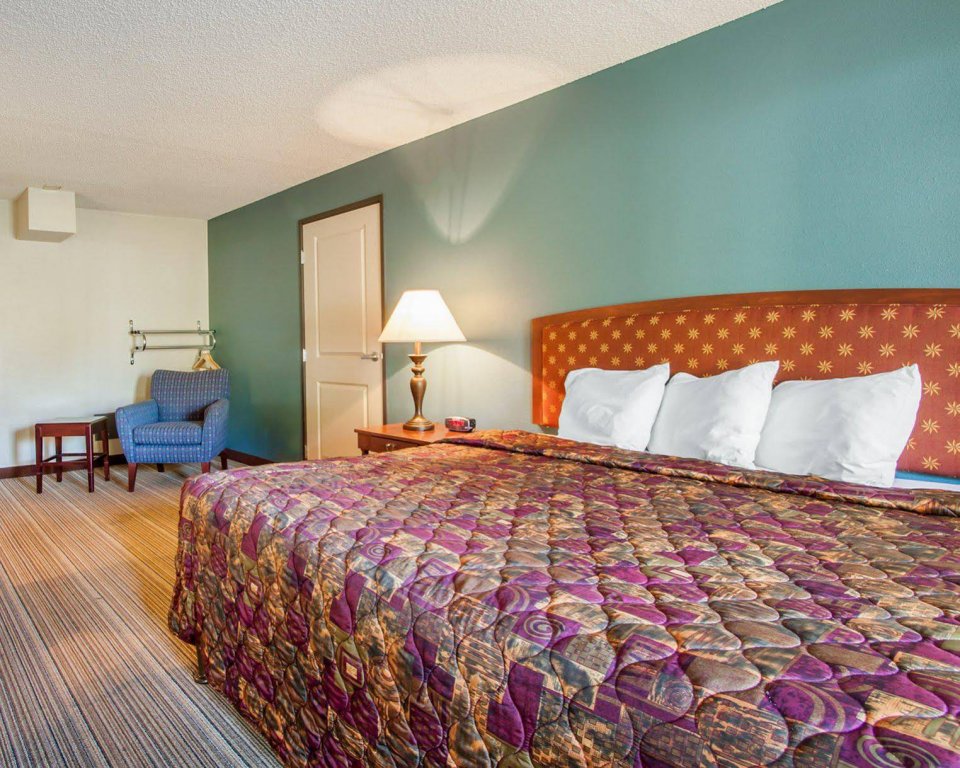 Фото Rodeway Inn Portland Airport Hotel