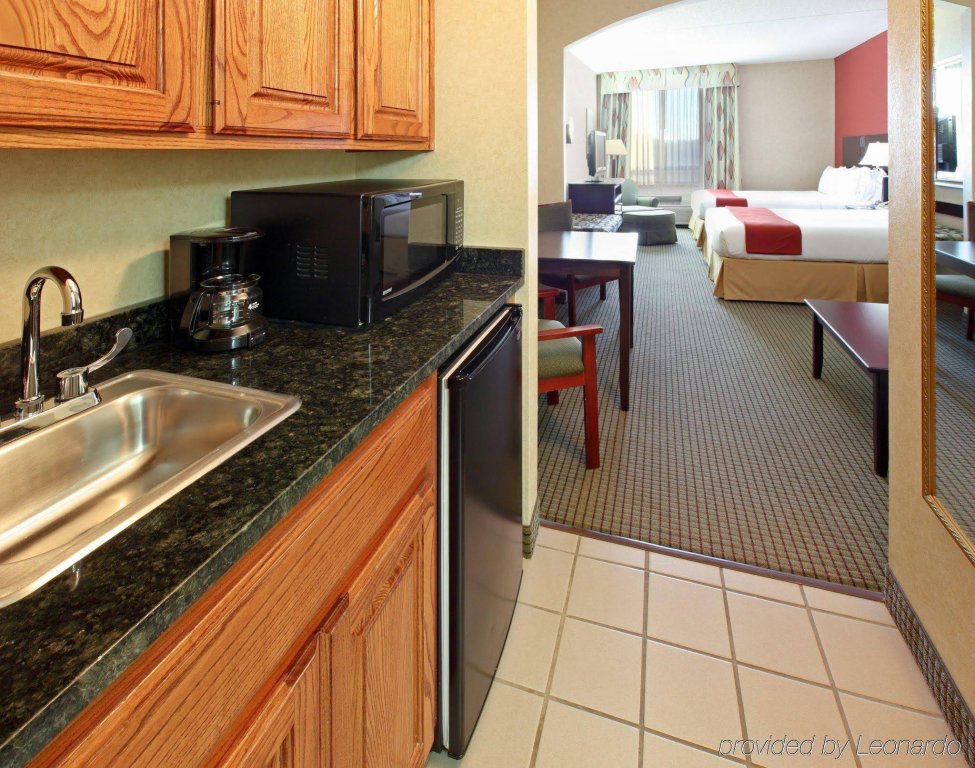 Фото Holiday Inn Express & Suites Harrison