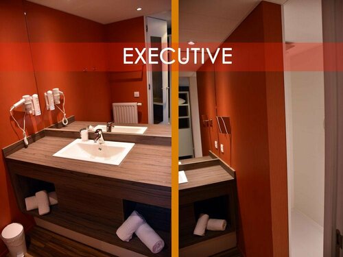 Гостиница Upstairs Hotel в Остенде