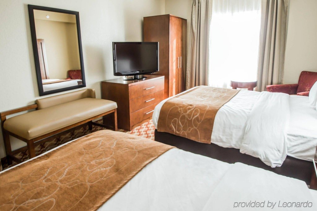 Фото Comfort Suites Downtown