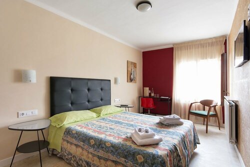 Гостиница Hostal Fabrellas