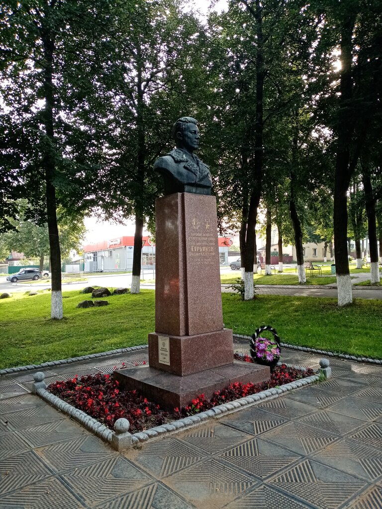 Памятник, мемориал Бюст Героя Советского Союза М. А. Гурьянова, Жуков, фото