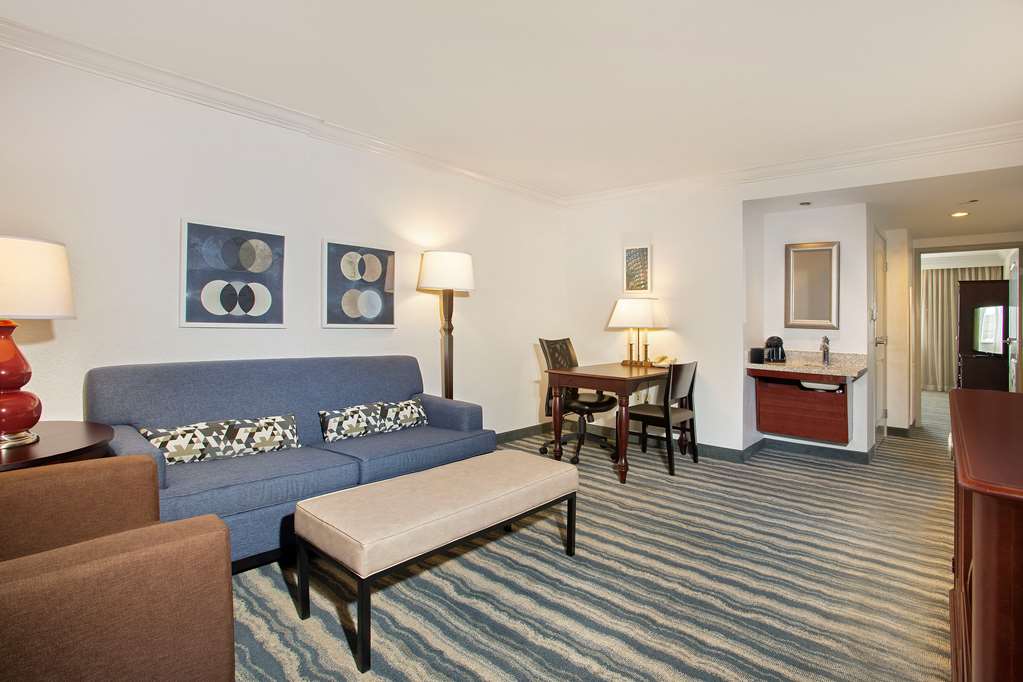 Фото Embassy Suites by Hilton Tampa Brandon