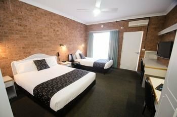 Гостиница Hamilton's Henry Parkes Motor Inn, Parkes в Парксе