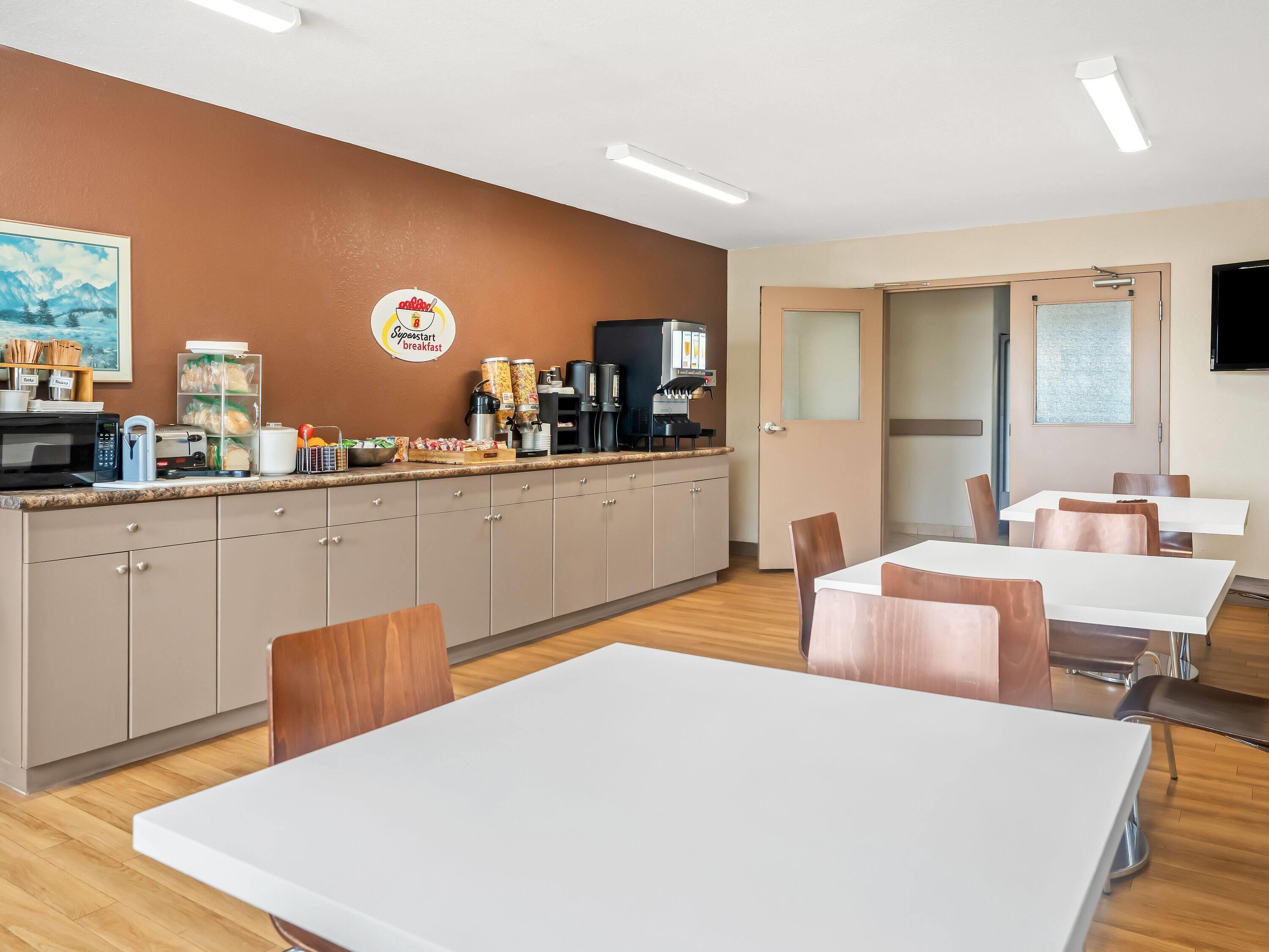 Фото Super 8 by Wyndham Meadow Lake