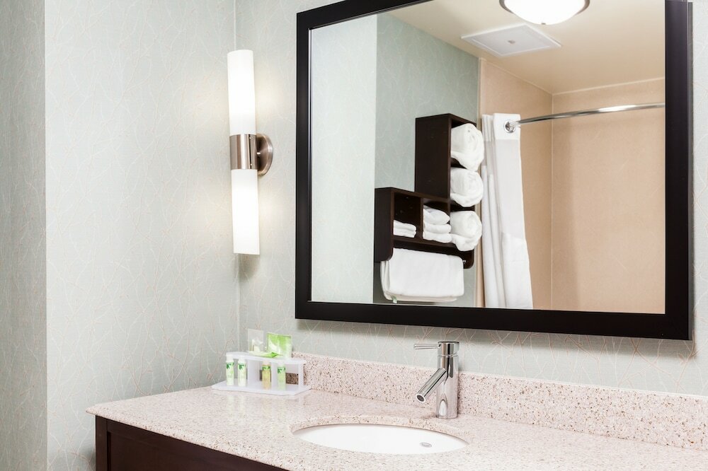 Фото Holiday Inn Express & Suites Eureka, an Ihg Hotel