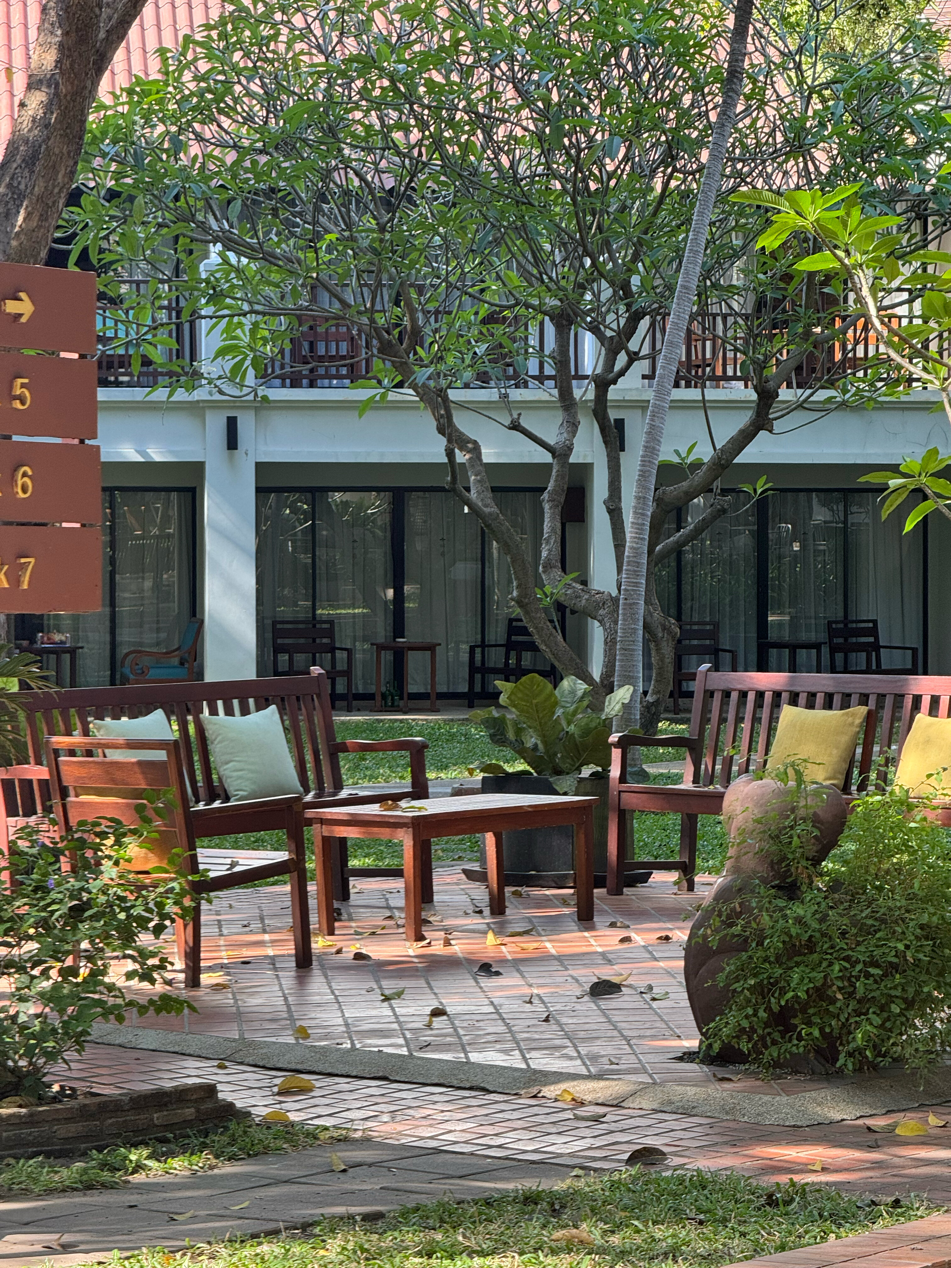 Фото Woodlands Suites Serviced Residences