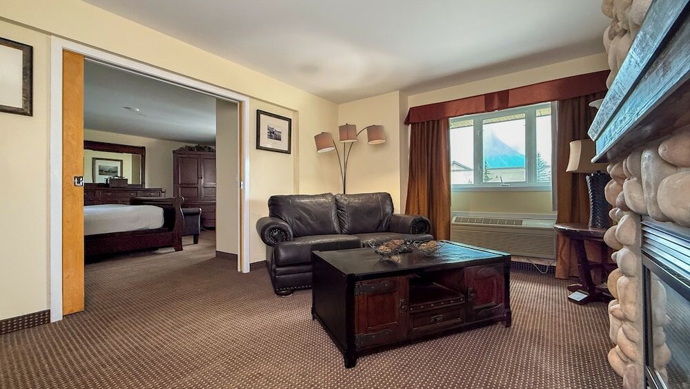 Фото Canmore Inn & Suites