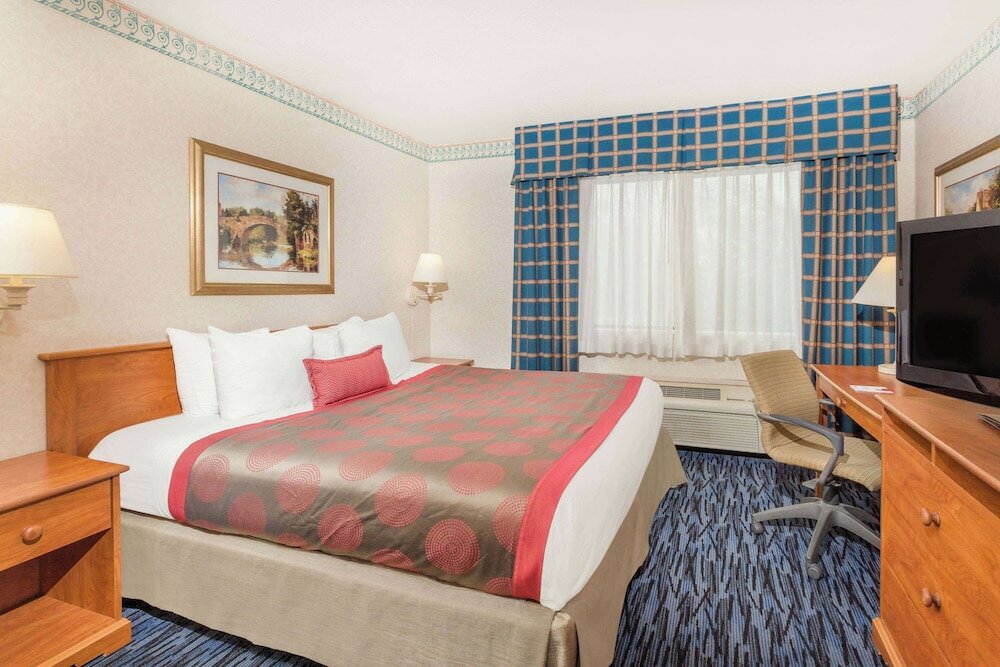 Фото Ramada by Wyndham Kent Seattle Area