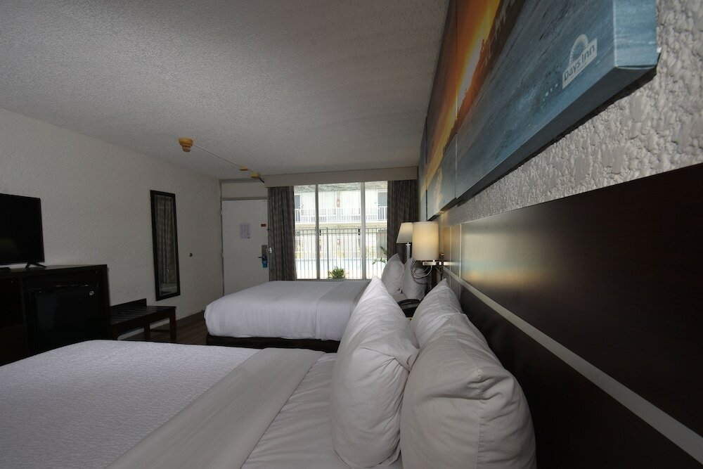 Фото Days Inn by Wyndham Stuart