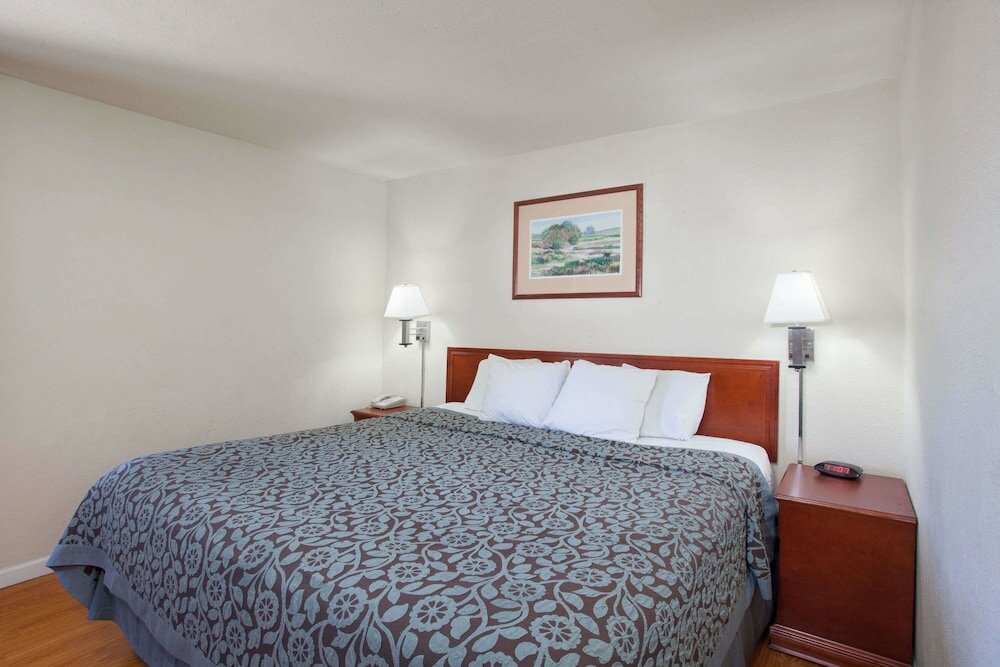 Фото Days Inn by Wyndham Orange Anaheim