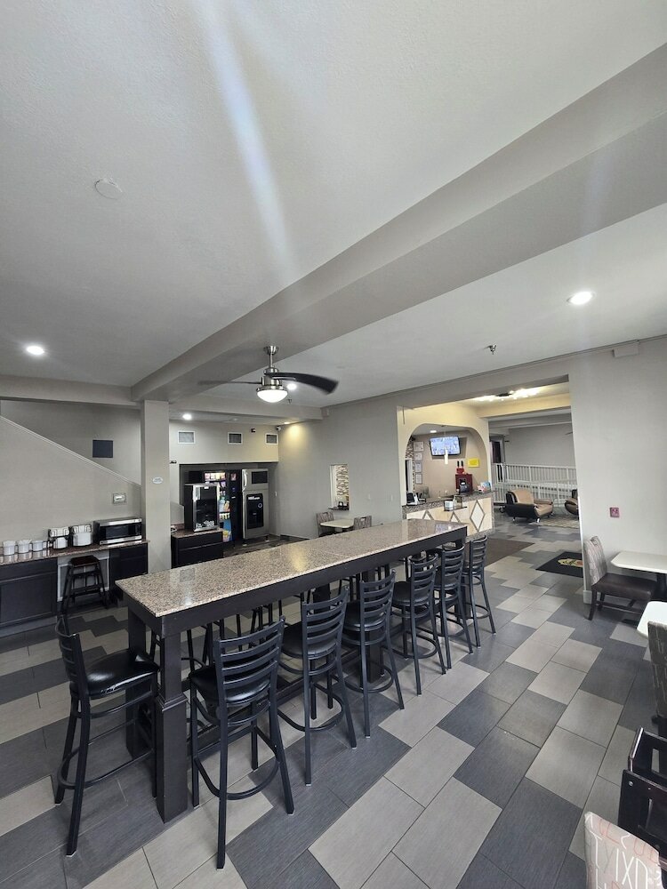 Фото Super 8 by Wyndham Kansas City