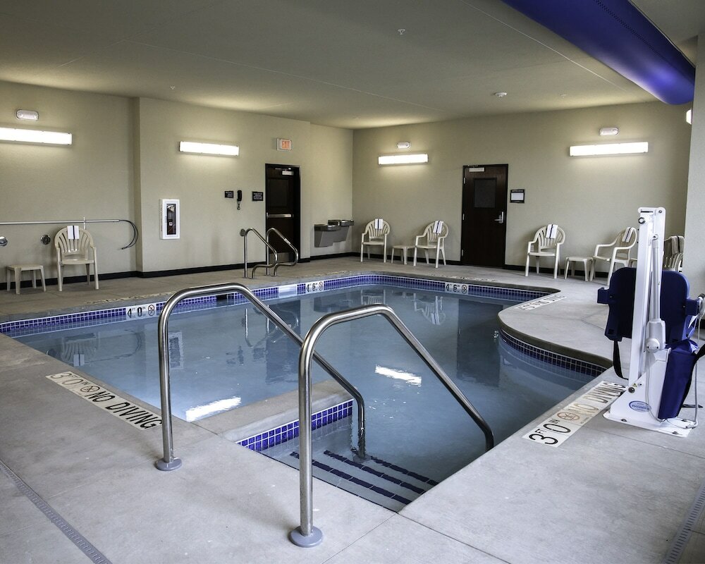 Фото Cobblestone Hotel & Suites - Two Rivers