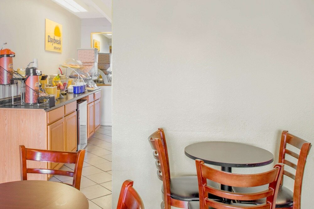 Фото Days Inn by Wyndham Tallahassee University Center