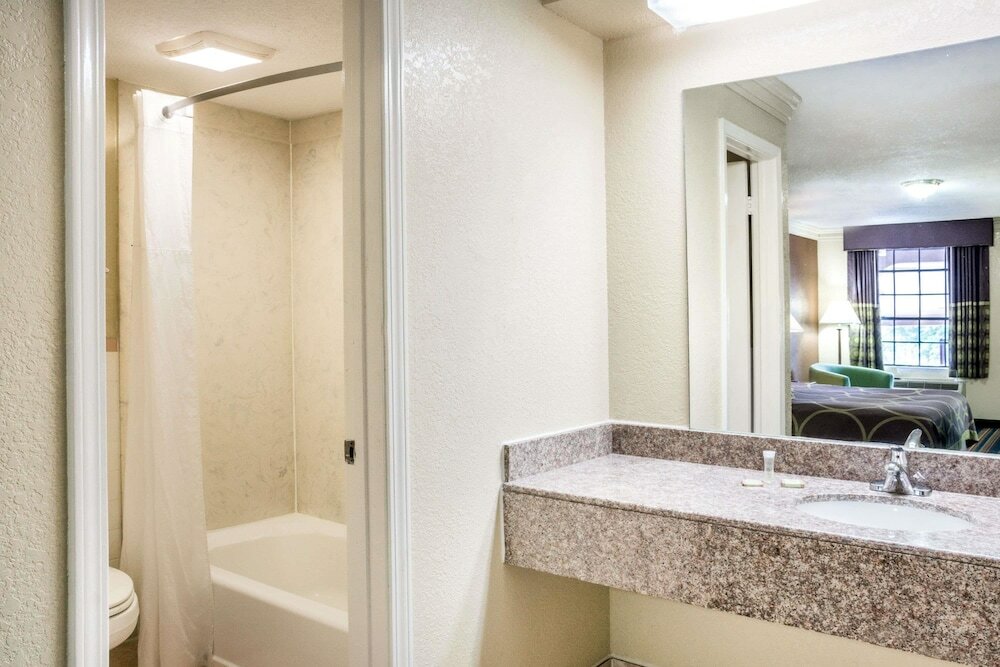 Фото Super 8 by Wyndham Houston West Katy
