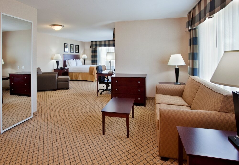 Фото Holiday Inn Express & Suites Wichita Airport, an Ihg Hotel