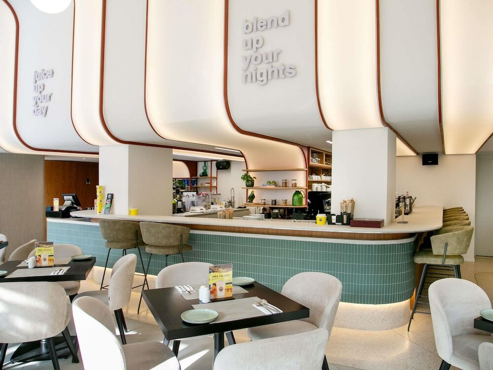 Фото Mercure Larnaca Finikoudes Beach