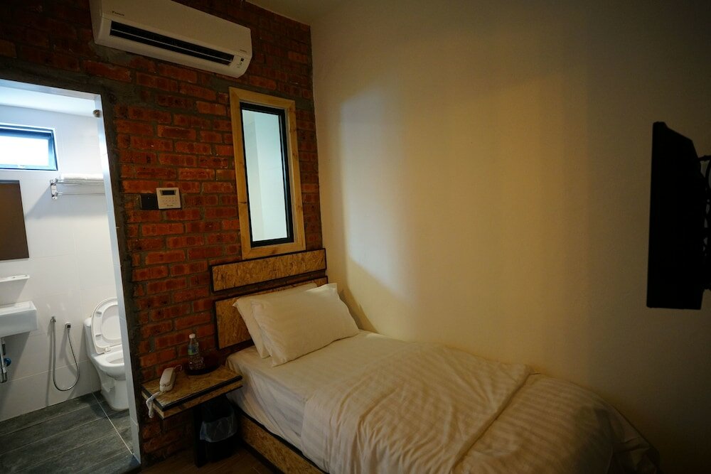 Фото Brick Box Hotel