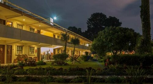 Гостиница Hotel y Centro de Convenciones Jardines del Lago в Панахачели