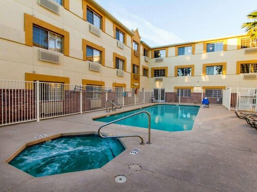 Гостиница Comfort Suites Phoenix Airport в Темпе