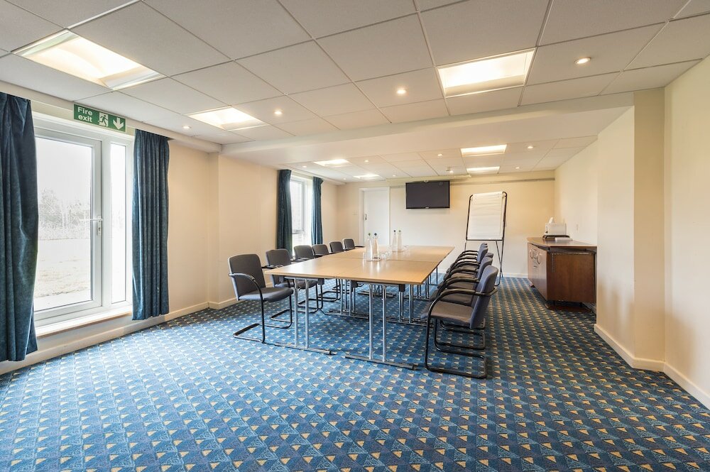 Фото Mercure Cardiff North Hotel