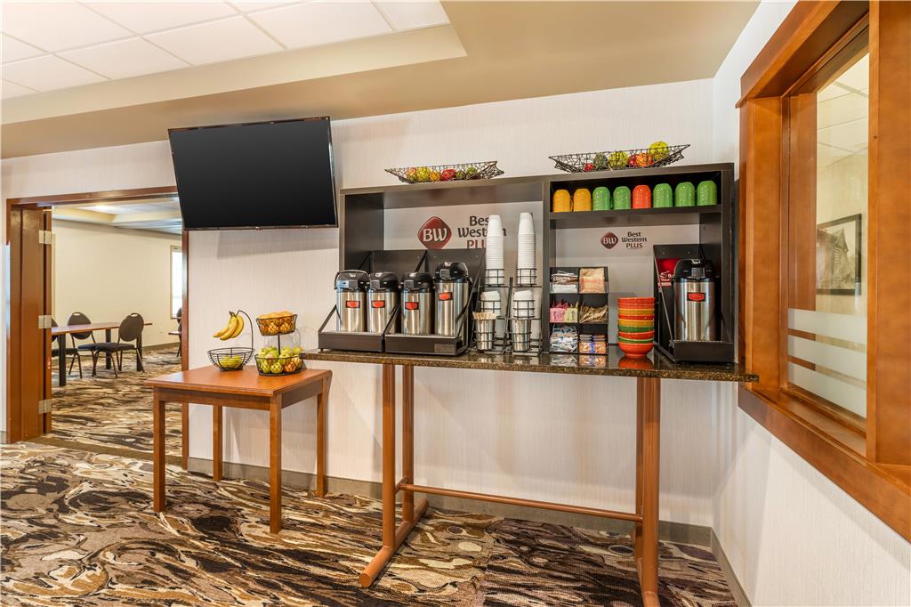 Фото Best Western Plus Service Inn & Suites