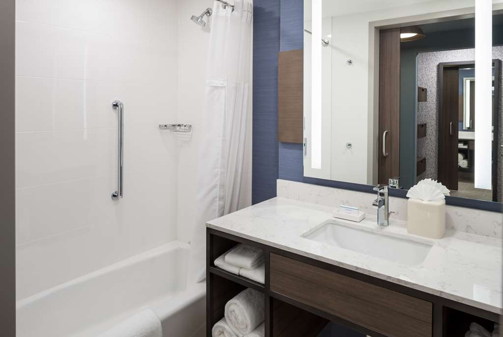 Фото Hilton Garden Inn Madison Downtown