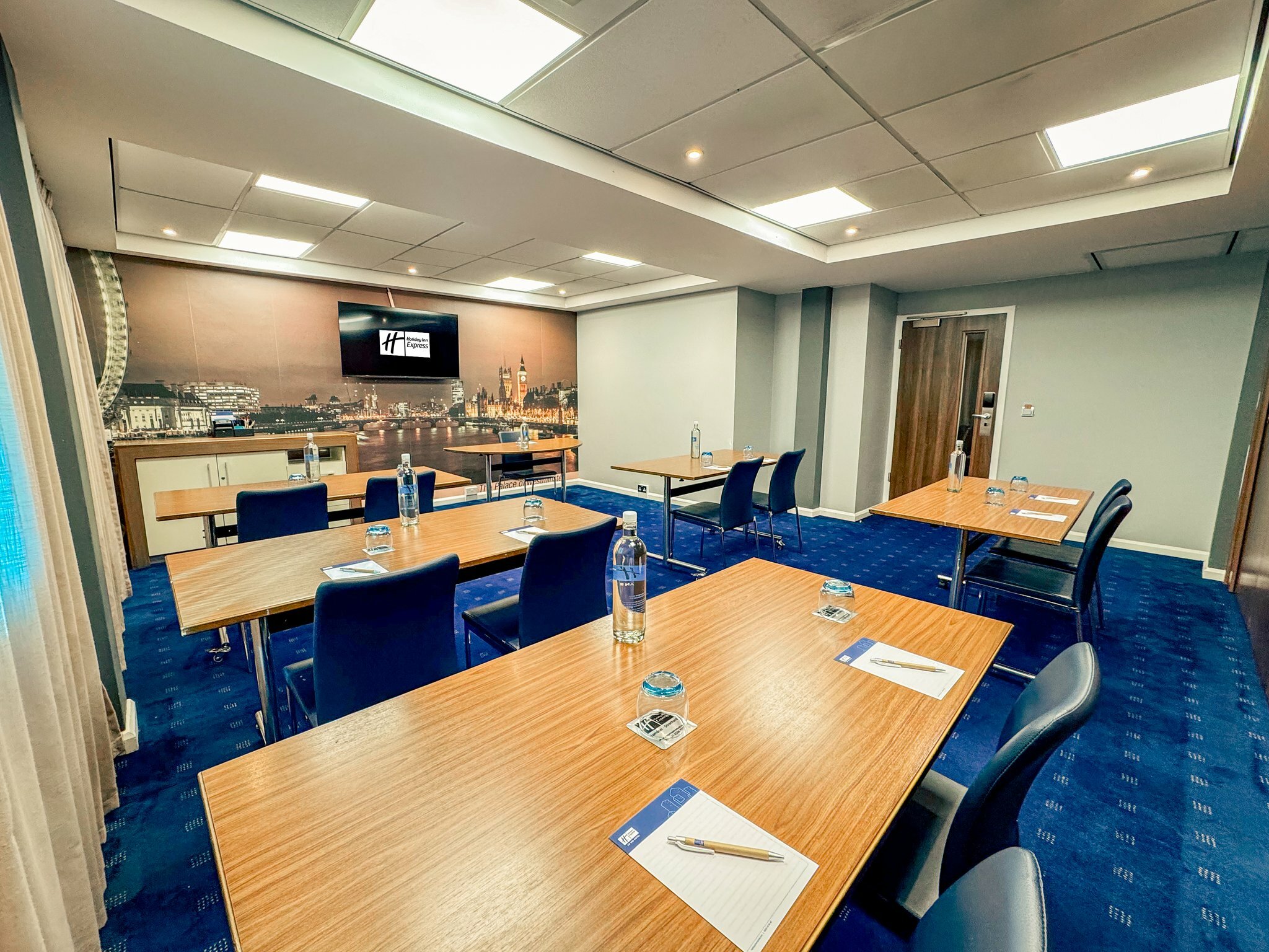 Фото Holiday Inn Express London - Stratford, an Ihg Hotel