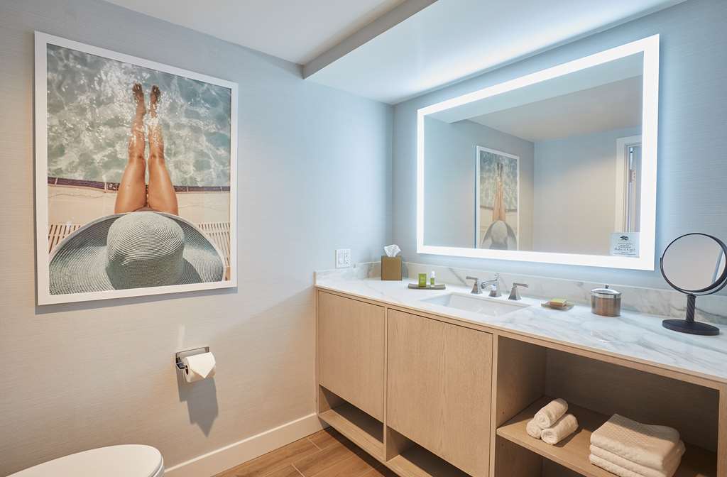 Фото The Waterfront Beach Resort, A Hilton Hotel