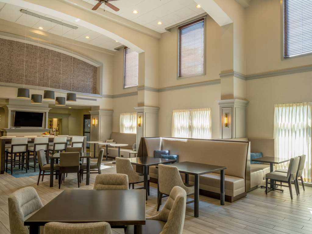 Фото Hampton Inn Raynham Taunton
