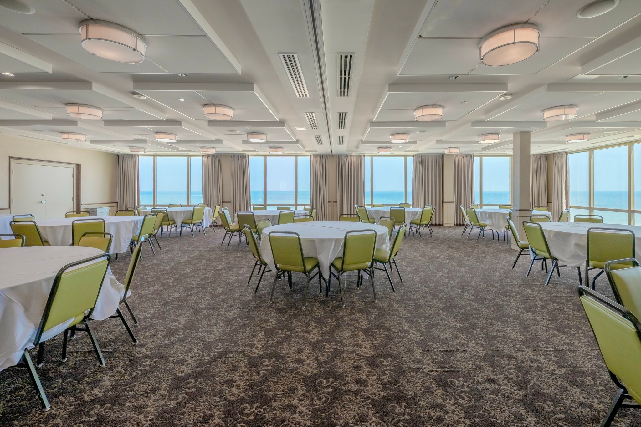 Фото Holiday Inn & Suites Virginia Beach North Beach, an Ihg Hotel