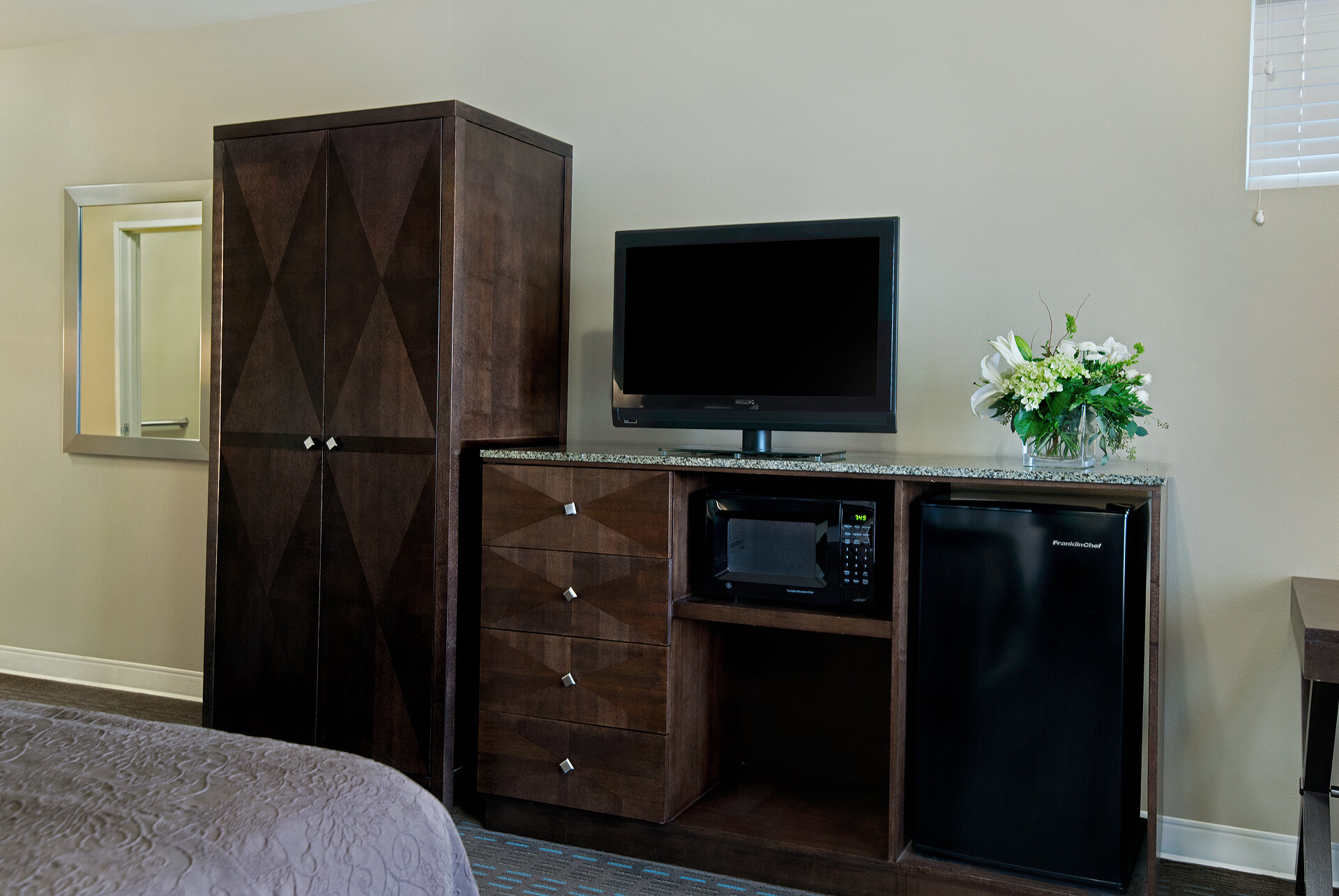 Фото Oxford Suites Silverdale