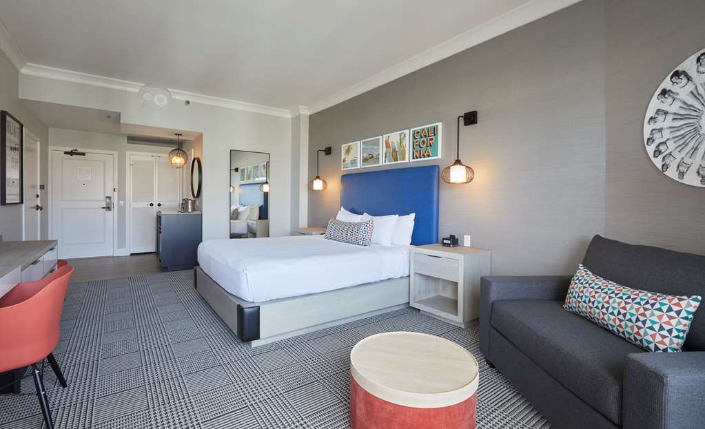 Фото The Waterfront Beach Resort, A Hilton Hotel