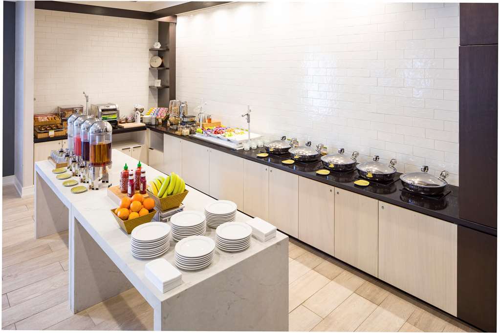 Фото Doubletree by Hilton Boston Logan Airport Chelsea