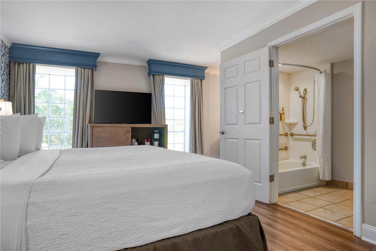 Фото Best Western Plus French Quarter Courtyard Hotel