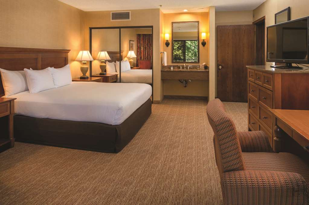 Фото Doubletree by Hilton Seattle Airport