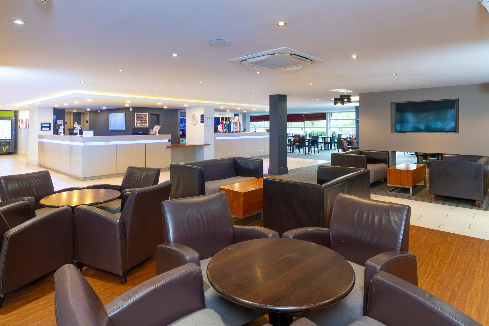 Фото Holiday Inn Express Milton Keynes, an Ihg Hotel