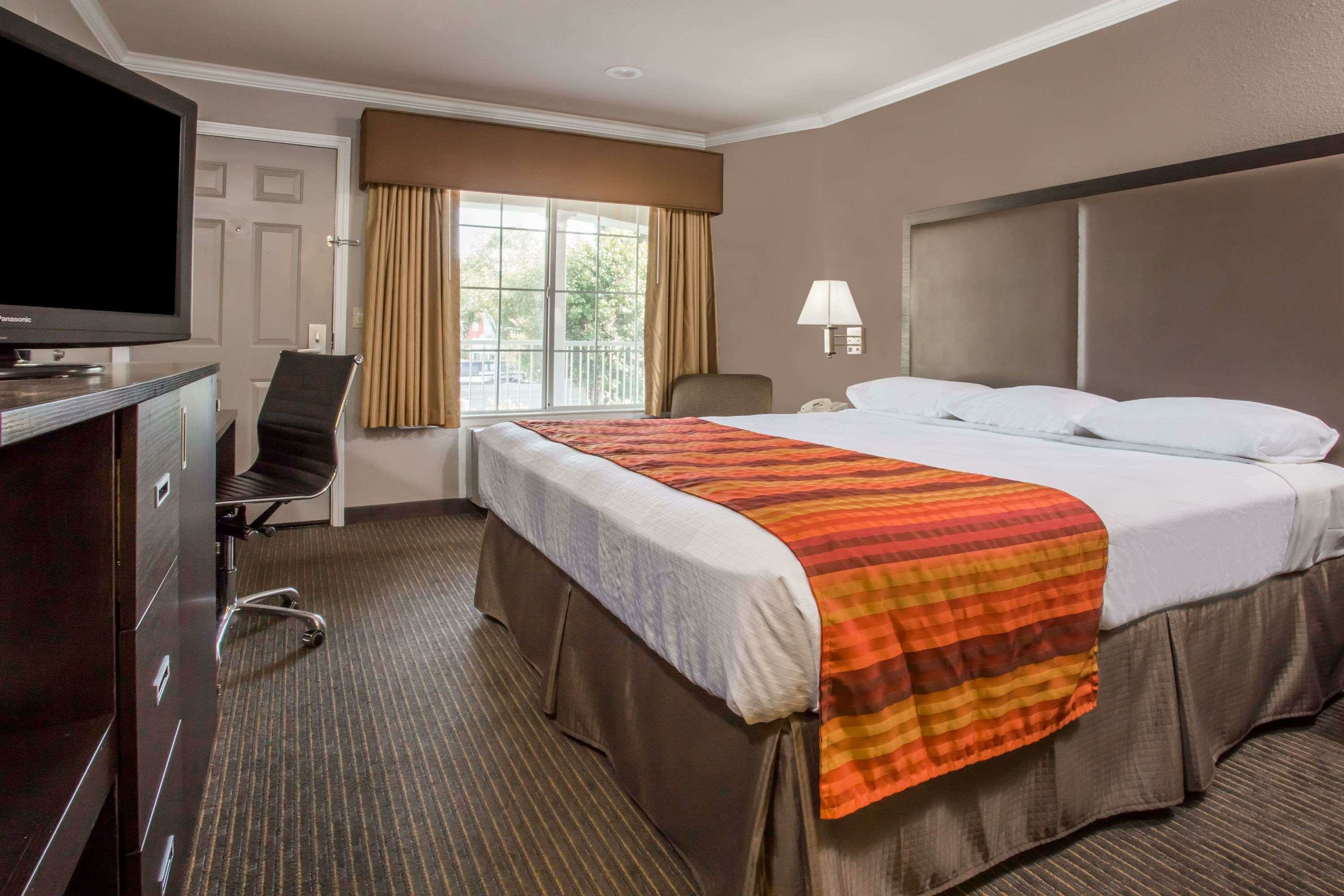 Фото Super 8 by Wyndham Mountain View