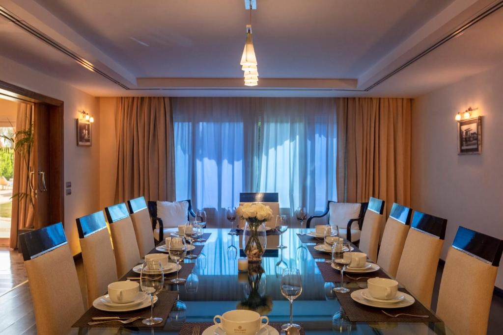 Фото Royal Savoy Hotel & Villas