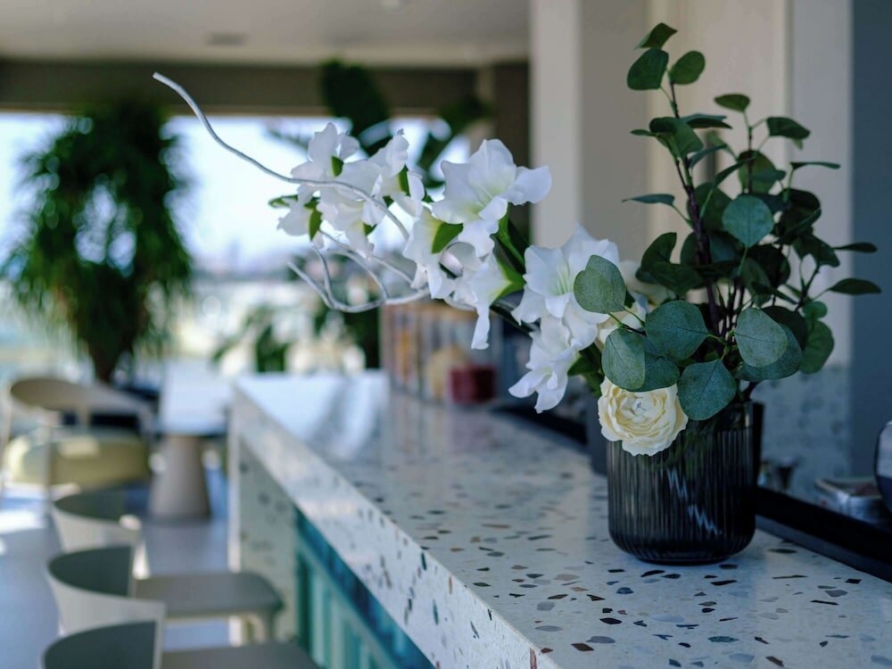 Фото Mercure Larnaca Finikoudes Beach