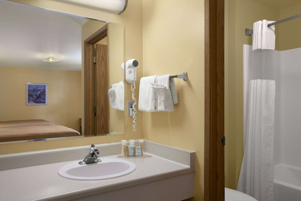 Фото Travelodge by Wyndham Wenatchee