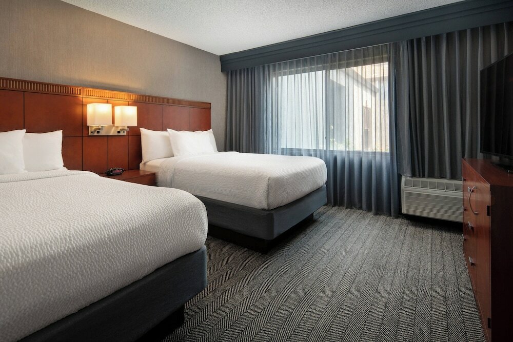 Фото Courtyard by Marriott Fresno