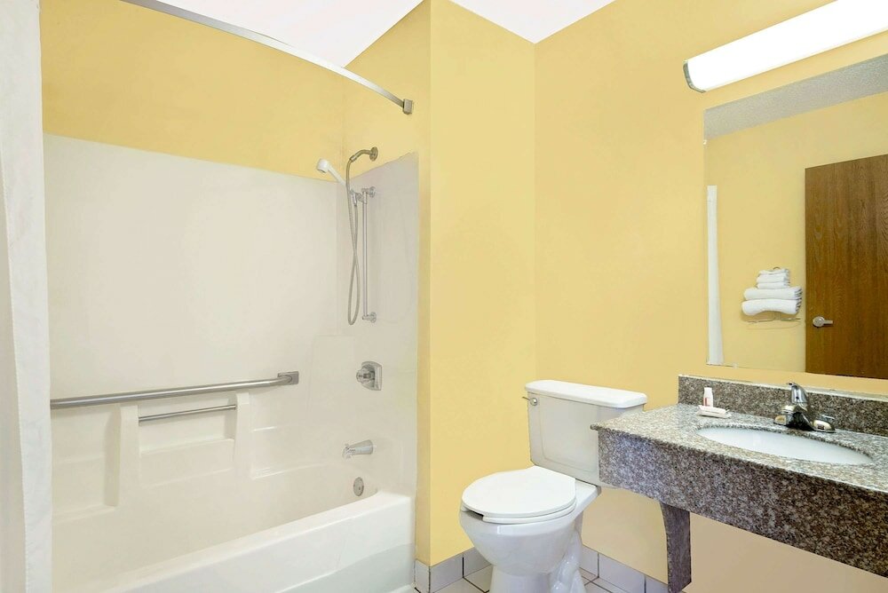 Фото Super 8 by Wyndham Muncie/Ball St. College Area