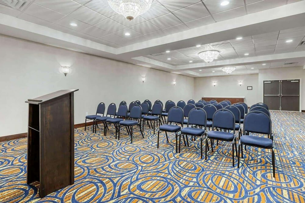 Фото Days Inn and Suites by Wyndham Oxford