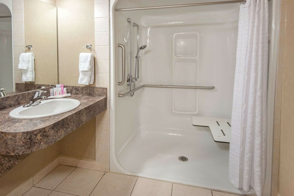 Фото Ramada by Wyndham Drumheller Hotel & Suites