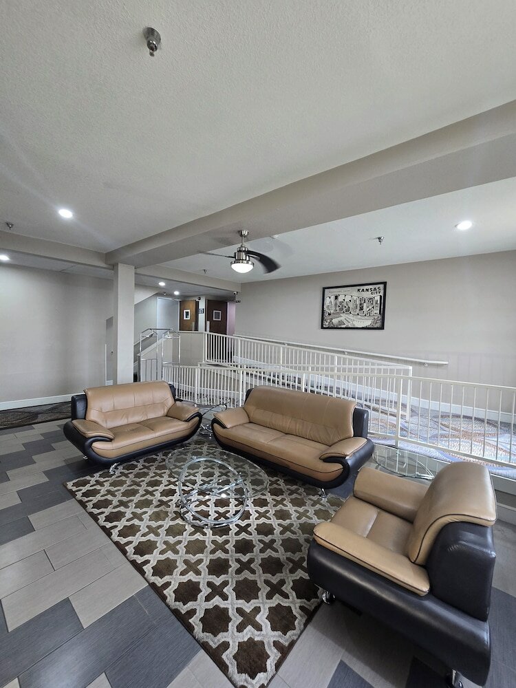 Фото Super 8 by Wyndham Kansas City