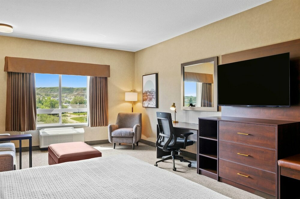 Фото Ramada by Wyndham Drumheller Hotel & Suites