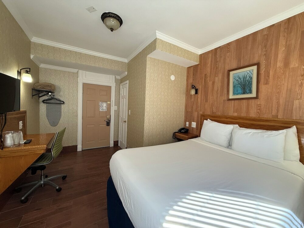 Фото The Baron Hotel